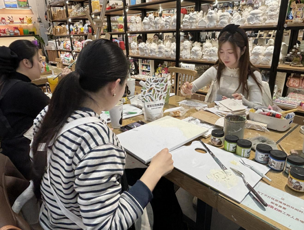 開(kāi)展“三八”婦女節(jié)手工活動(dòng)